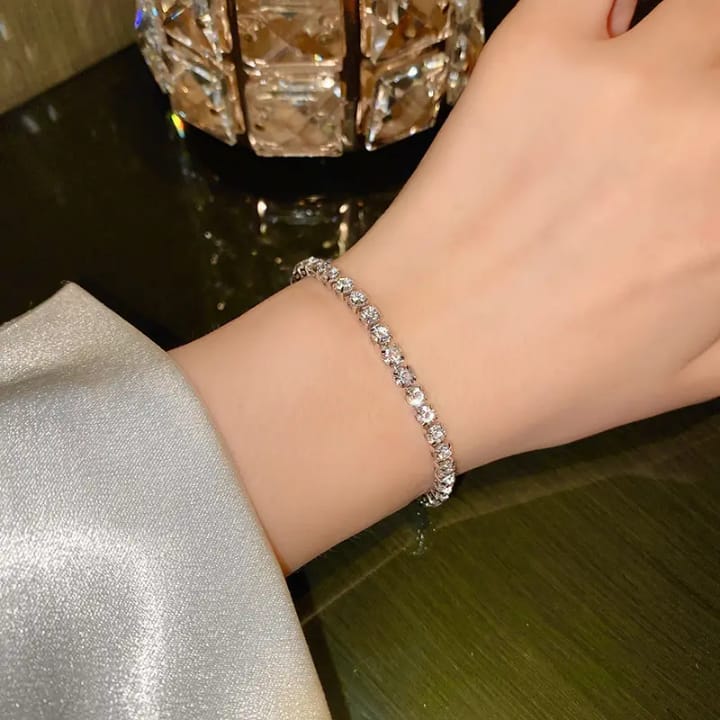 ✨ Elegant Adjustable Bracelet + Premium Box