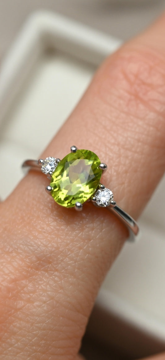 💍 Sterling silver (925) ring with a bright lime-green peridot center stone